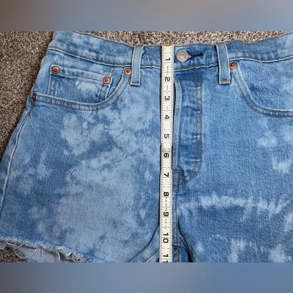 Levi’s 501 High-Rise Bleach Tie-Dye Cutoff Shorts | Raw Hem | Women’s 27 - Picture 9 of 11
